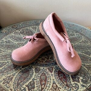 Women's pink suede shoes, suede insole, Feiluoni, approx size 7.5, gum soles,